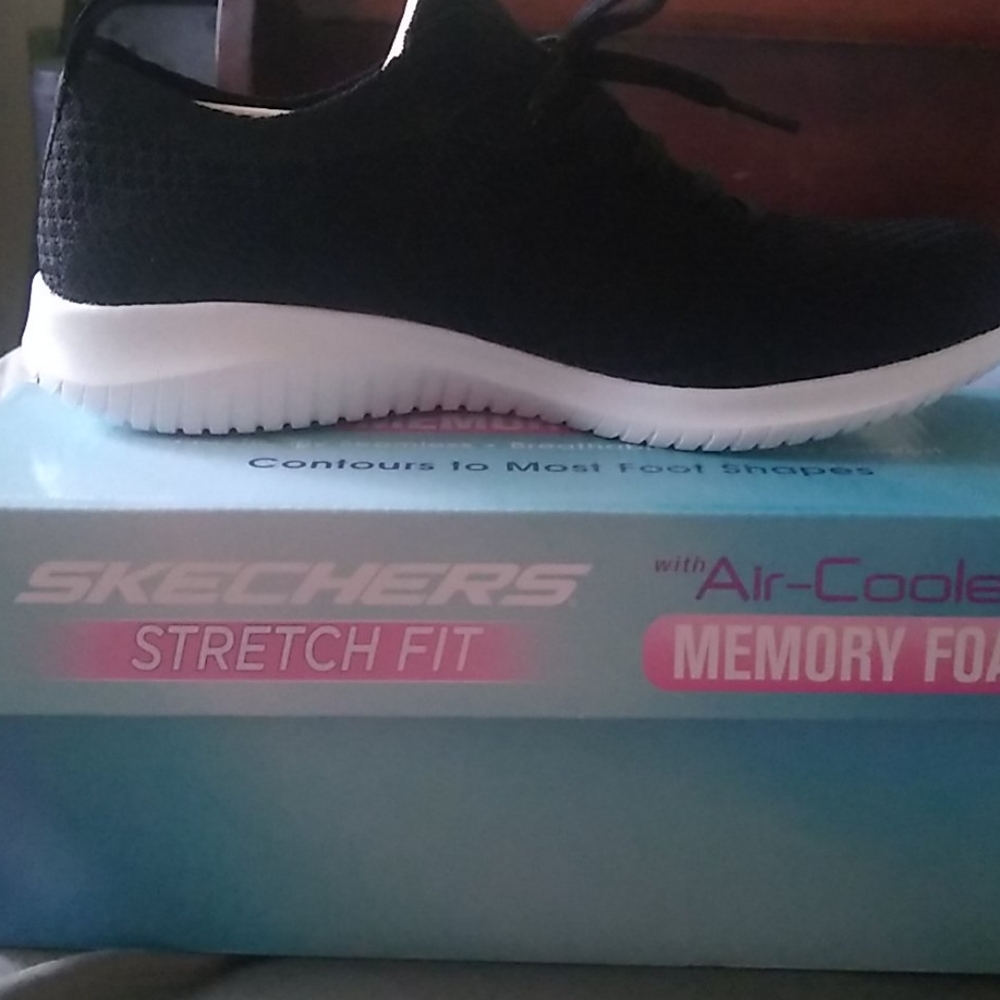 Sketchers memory foam sneakers